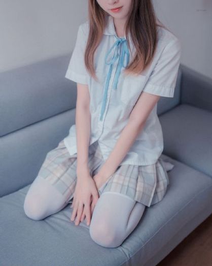 丝袜老师踩我的喷水_BD英语电影完整版